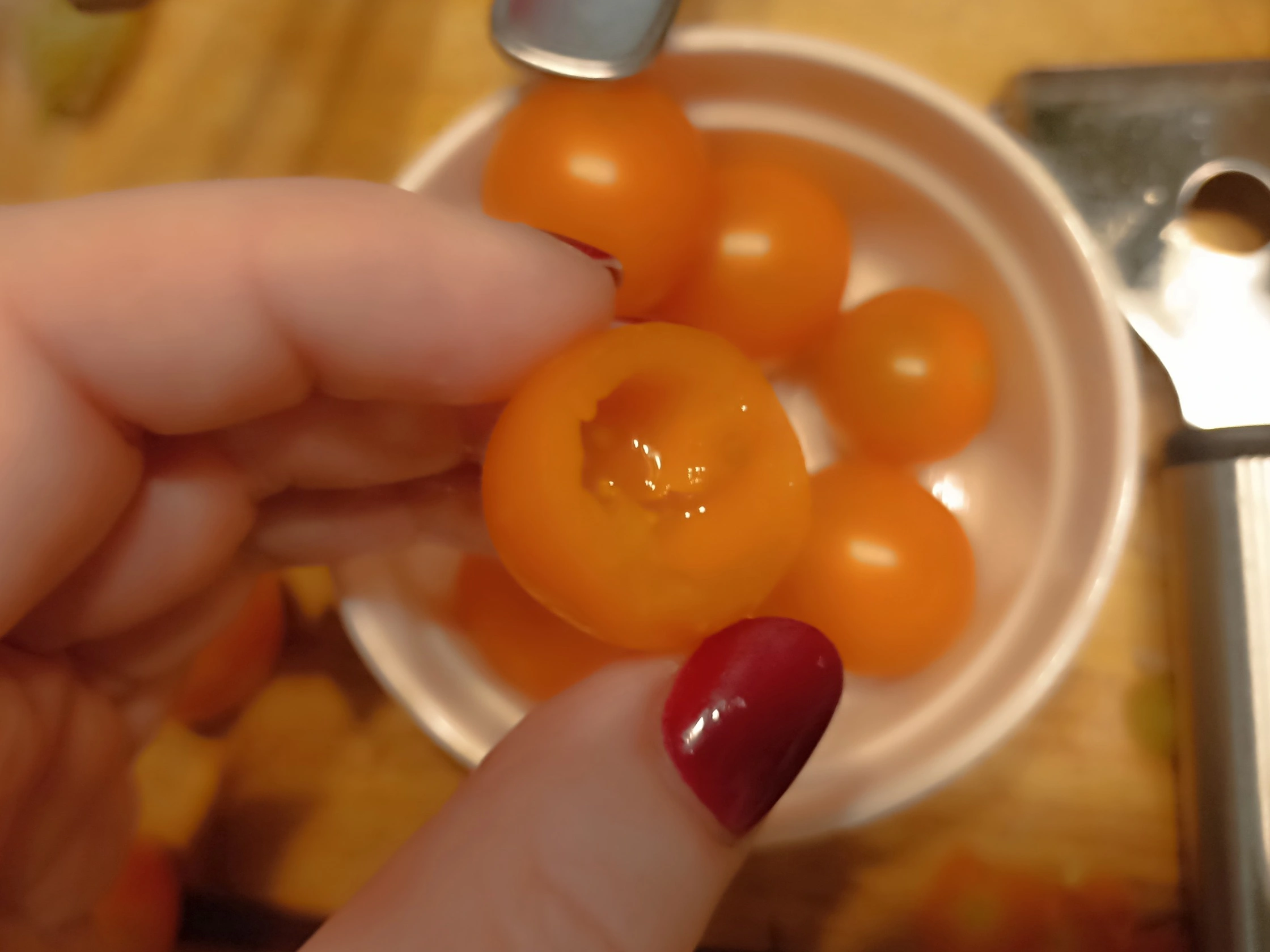 Шаг 3: Закусочные грибочки мухоморы из черри и перепелиных яиц