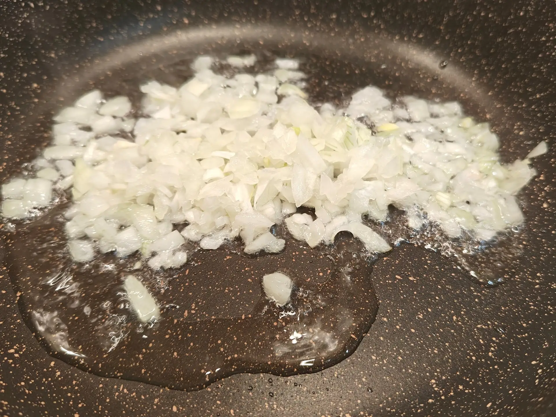 Шаг 3: Закусочные шампиньоны на сковороде