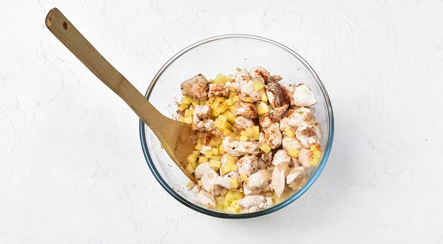 Заливной пирог на кефире с курицей и картошкой: шаг 3