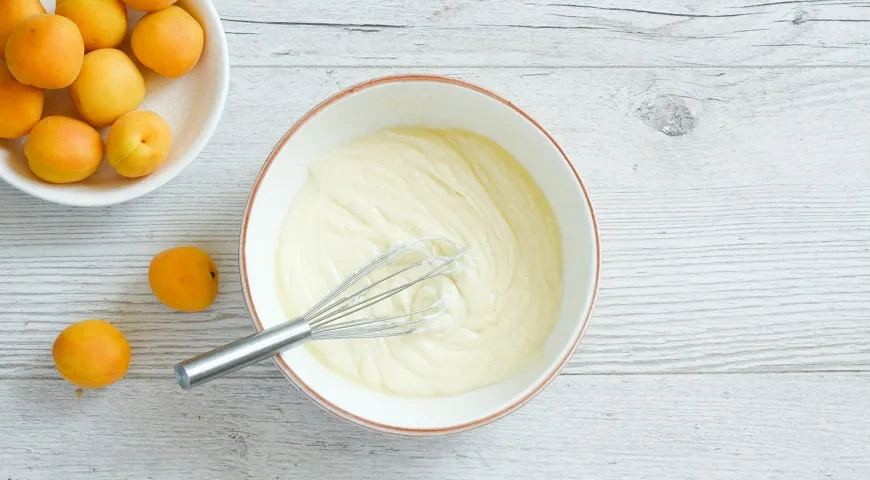 Заливной пирог с абрикосами: шаг 3