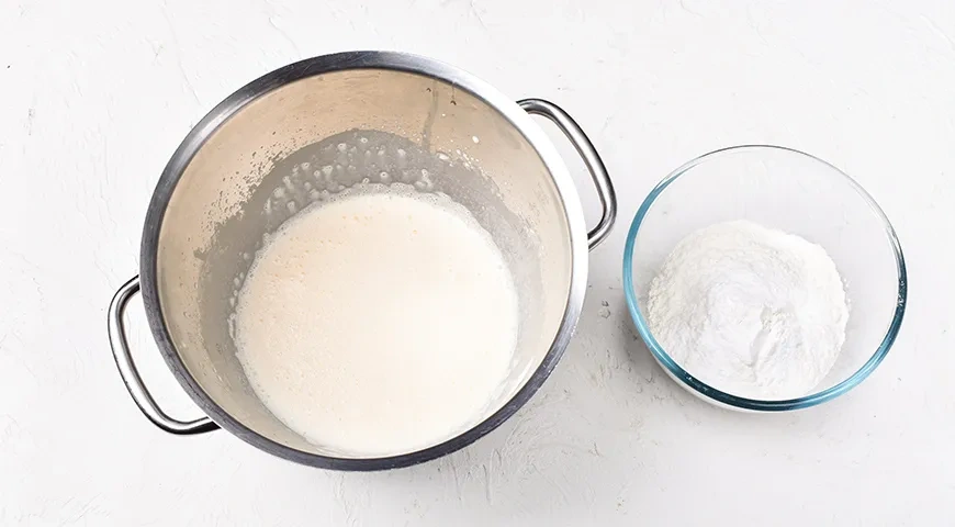 Заливной пирог с колбасой: шаг 3