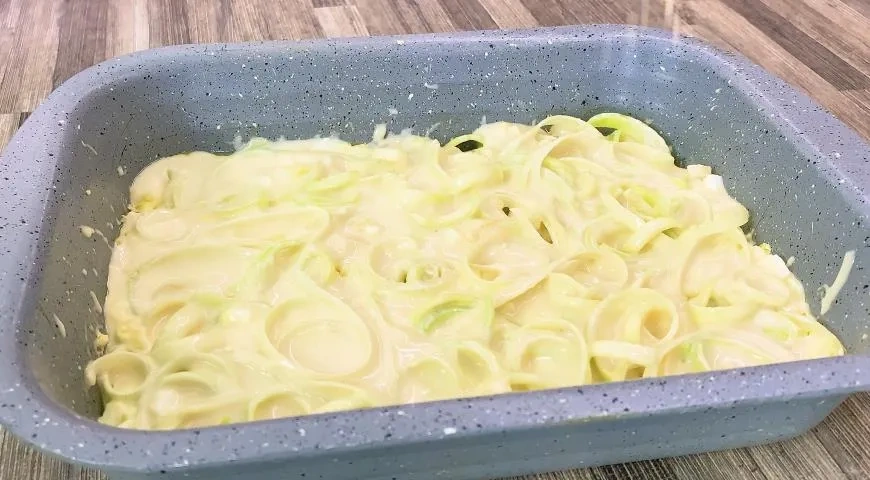 Заливной рыбный пирог из консервов: шаг 3