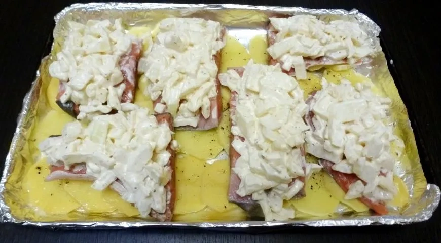 Запеченная горбуша под луковой шапочкой: шаг 3