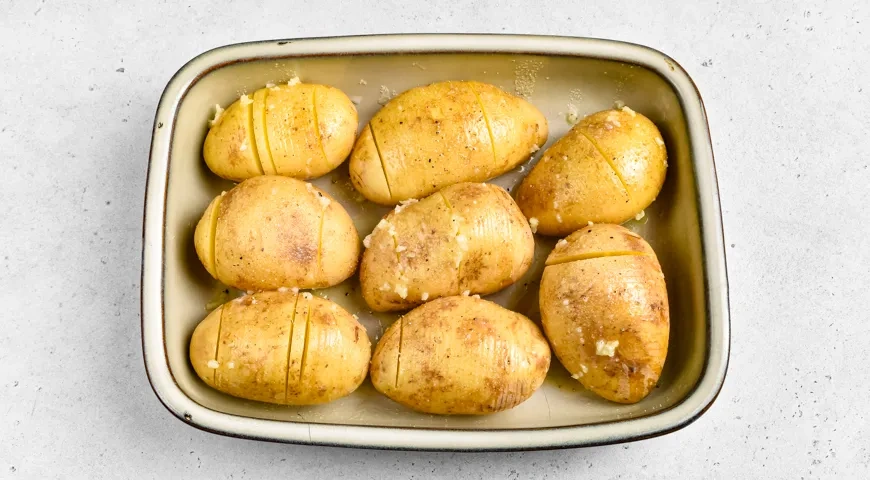 Картошка-гармошка, запеченная в духовке, с беконом и сыром: шаг 3
