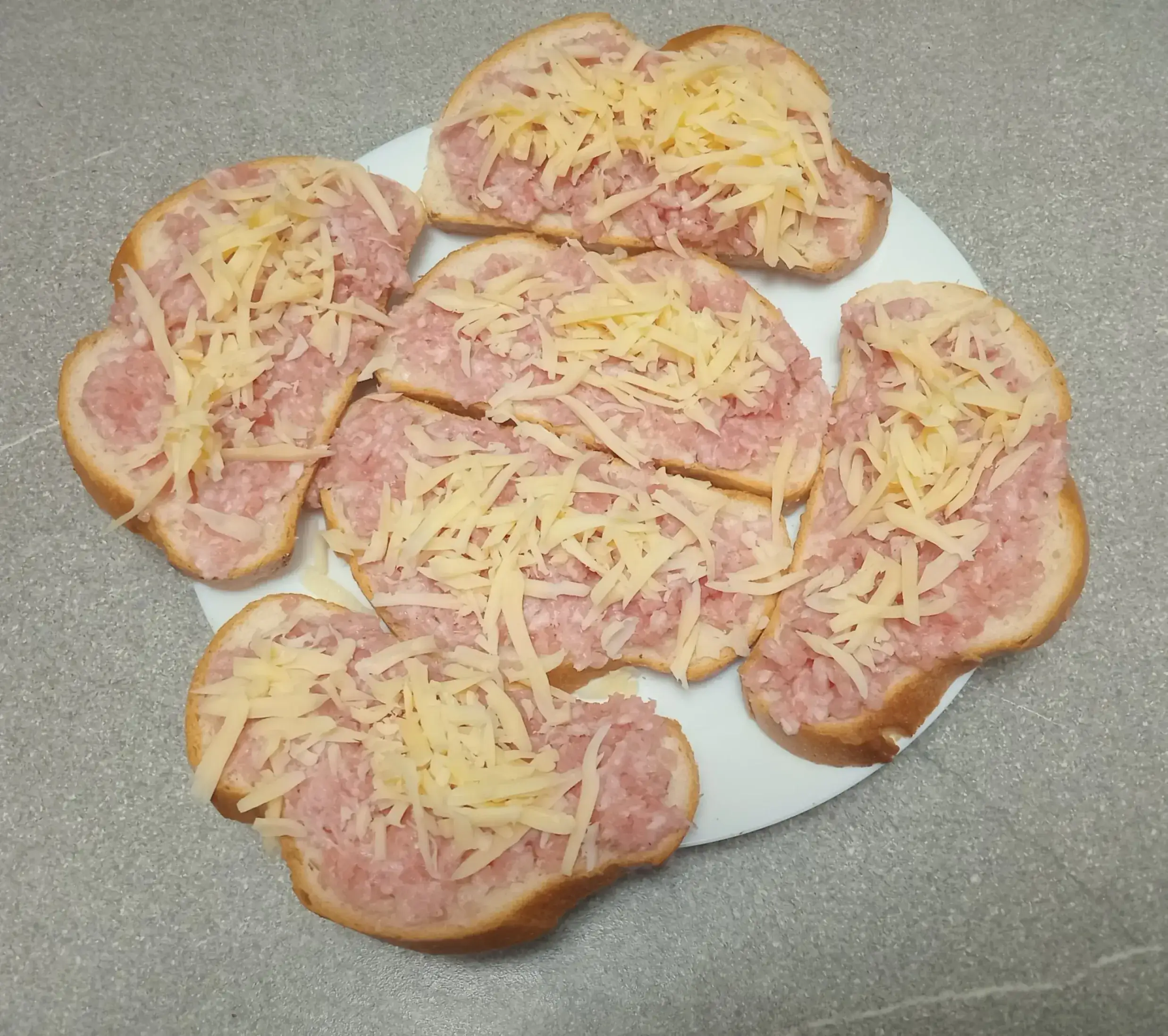 Запечённые бутерброды с фаршем и сыром: шаг 3