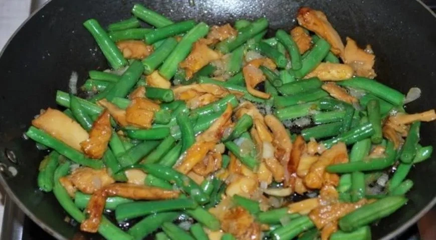 Запеченные цукини с лисичками и фетой: шаг 3