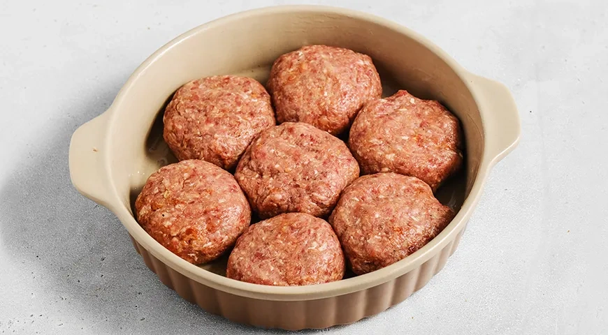 Запеченные котлеты в сметанном соусе: шаг 3