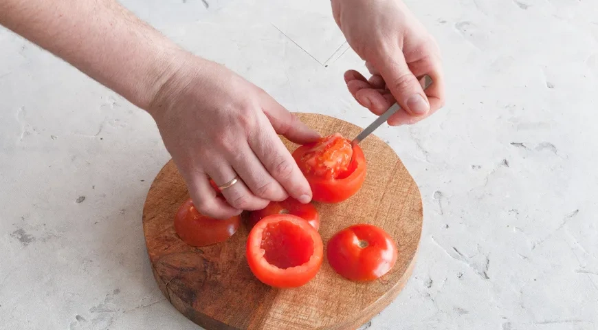 Запеченные помидоры с кальмарами и рисом: шаг 3