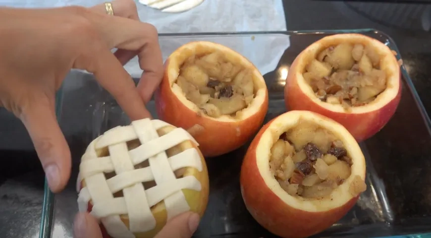 Запеченные яблоки с орехами и изюмом. // Печёные яблоки в духовке по-новому. Полезный десерт: шаг 3