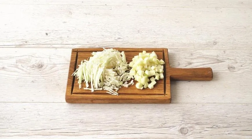 Жареная капуста с беконом и яблоками: шаг 3