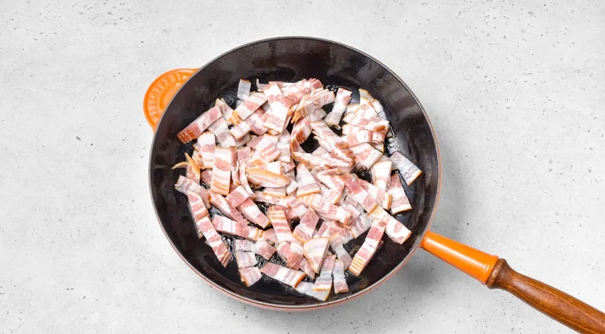 Жареная картошка с беконом и яйцом: шаг 3