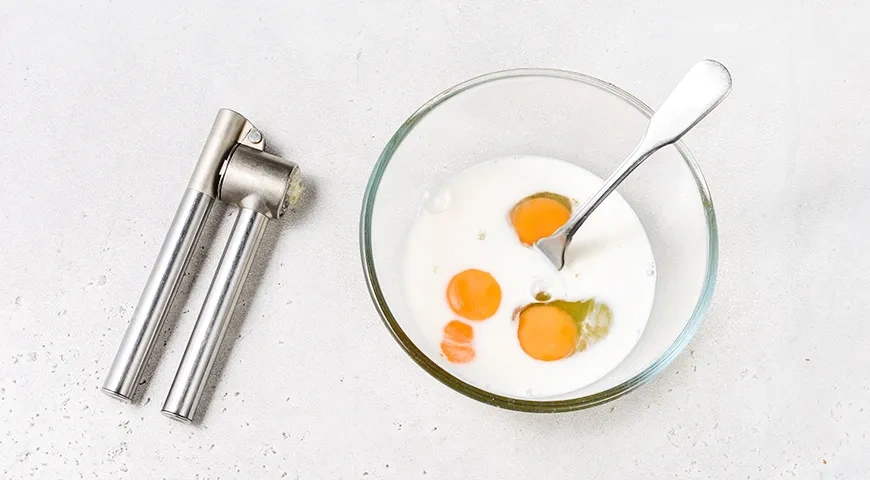 Жареная молодая капуста в яичной заливке: шаг 3