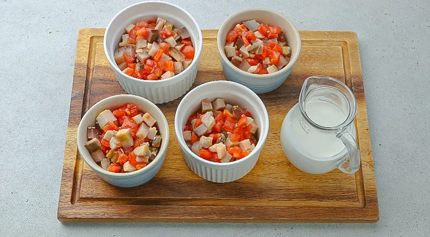 Жюльен с копченой рыбой и помидорами: шаг 3