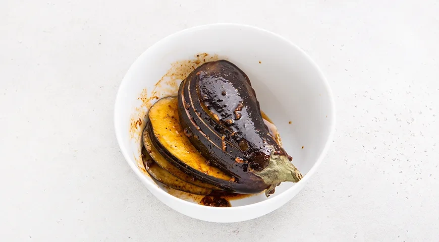 Баклажаны веером на сковороде: шаг 4