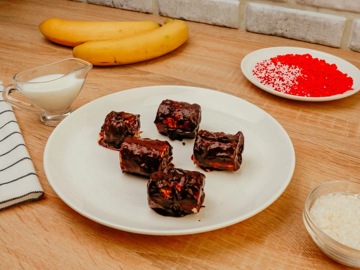 Шаг 4: Бананы в шоколаде с посыпкой