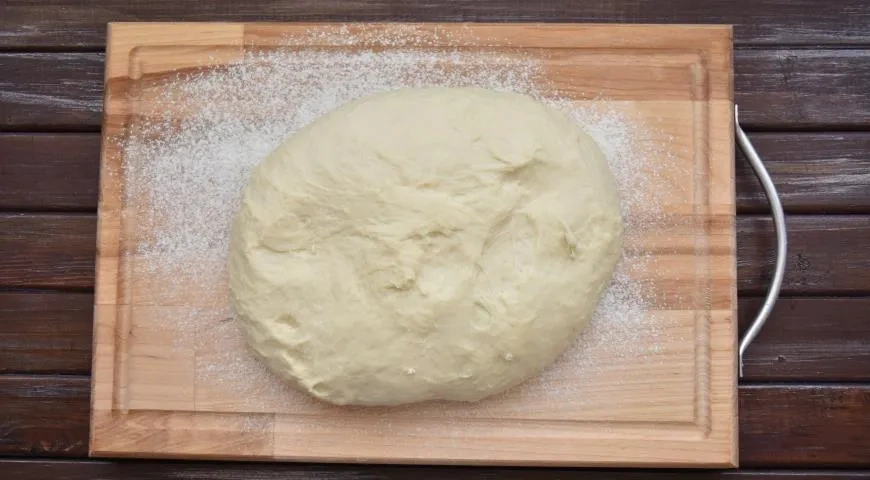 Белая пицца с лососем, оливками и каперсами: шаг 4