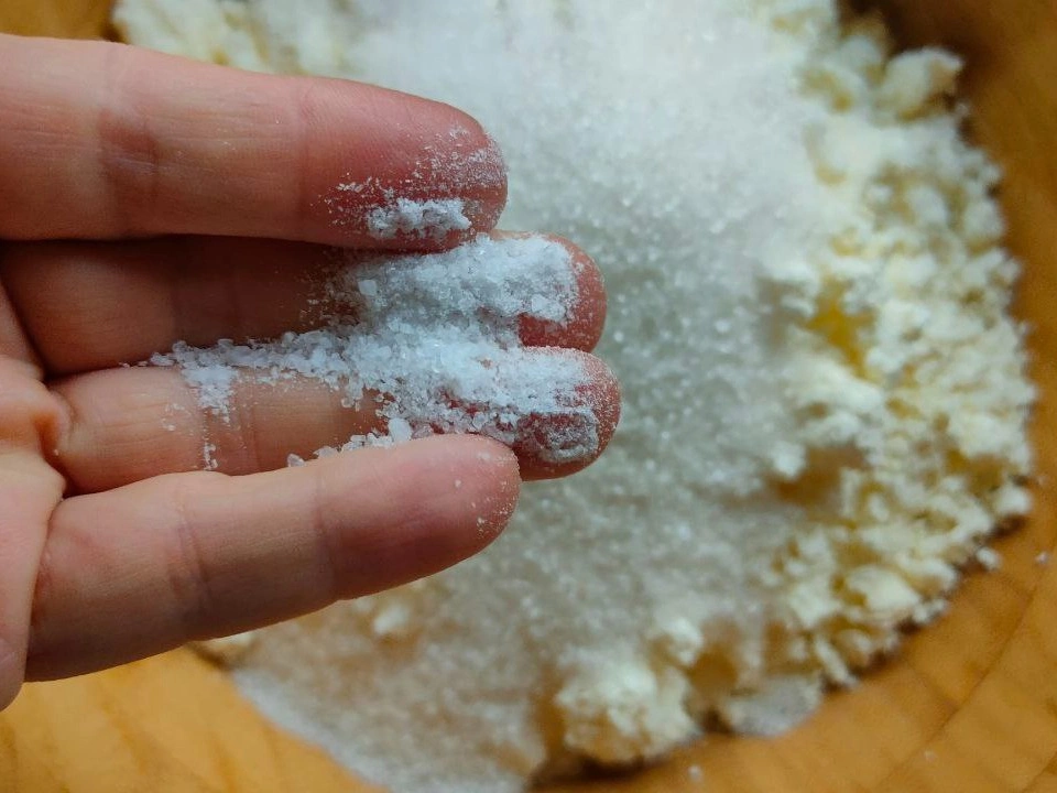 Шаг 4: Бисквитный пирог с изюмом и клюквой