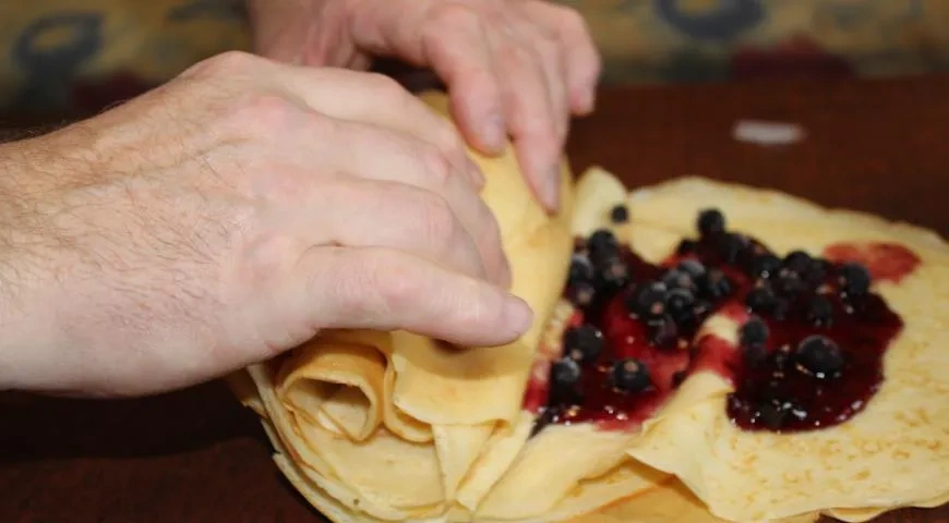 Блинный рулет с джемом Махеевъ к 8 марта: шаг 4