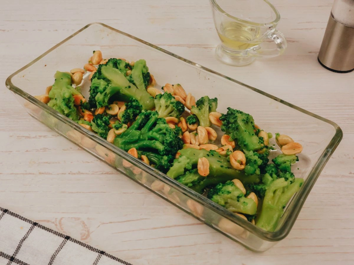 Шаг 4: Брокколи с арахисом и оливковым маслом