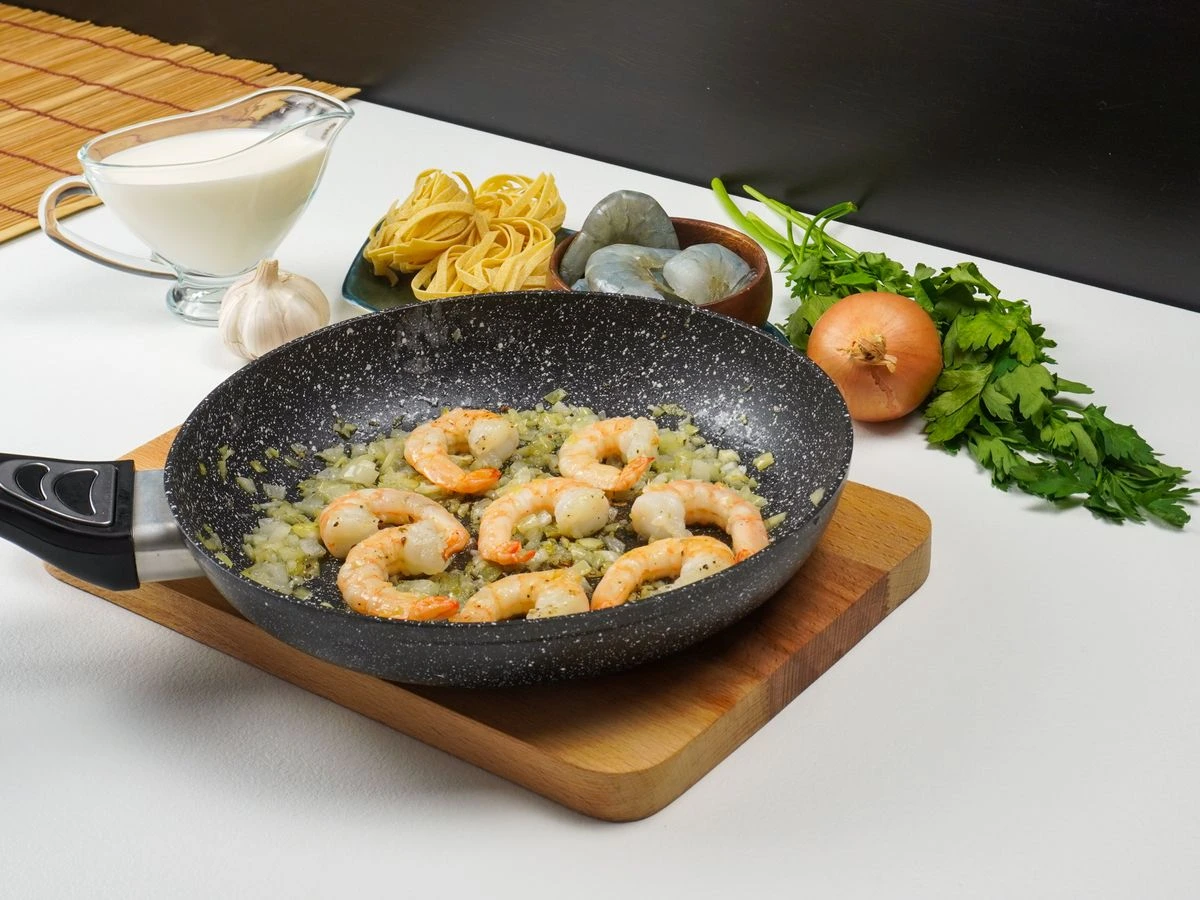 Шаг 4: Быстрая паста с креветками в сливочно-чесночном соусе