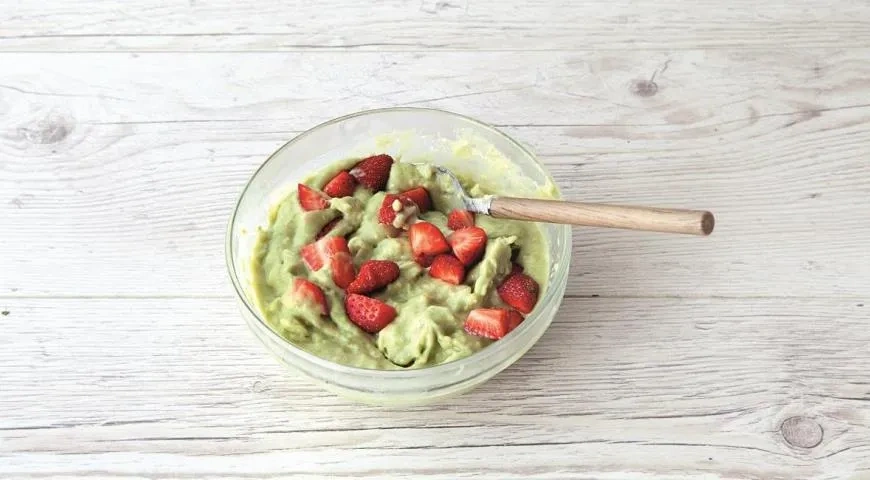 Быстрое мороженое из авокадо, банана и клубники: шаг 4