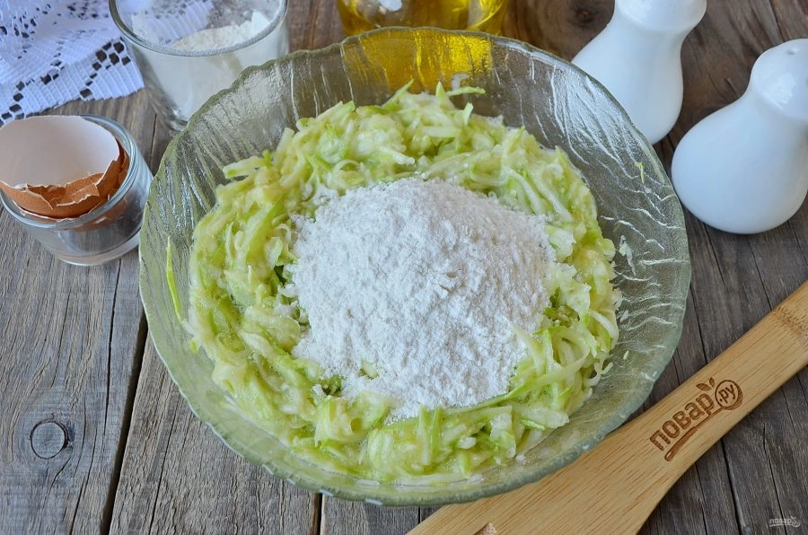 Шаг 4: Быстрые оладьи из кабачков