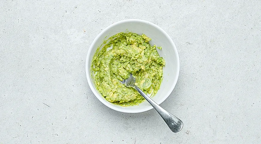 Чафли с авокадо, помидорами и базиликом: шаг 4