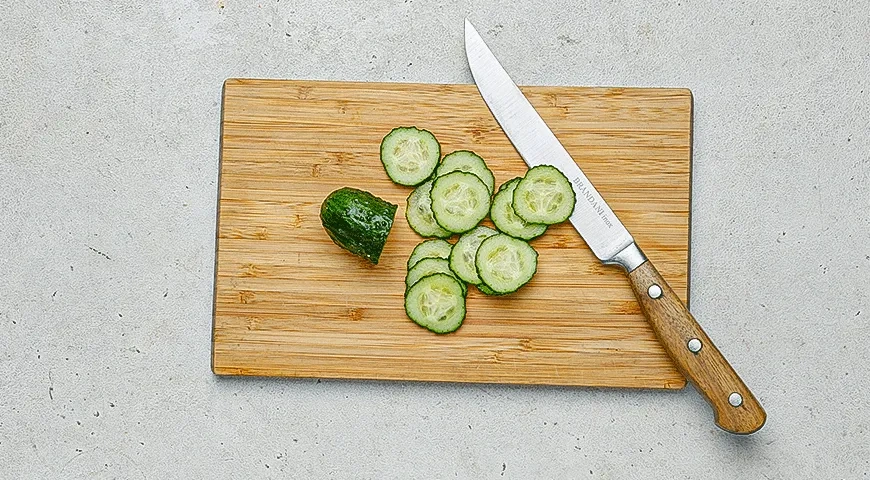 Чафли с хумусом, огурцом и кунжутом: шаг 4