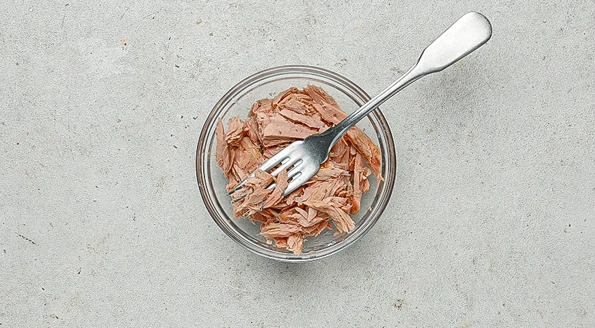 Чафли с тунцом, красным луком и сельдереем: шаг 4