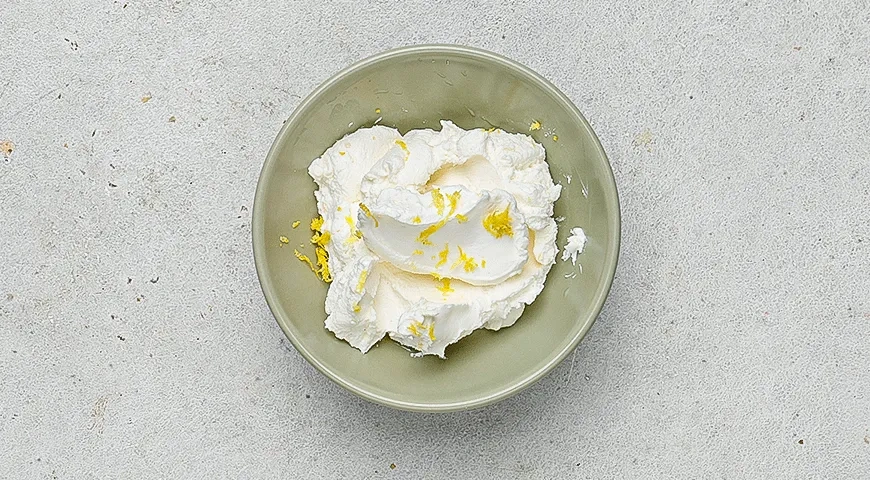 Чафли с творожным сыром, копченым лососем, лимоном и каперсами: шаг 4