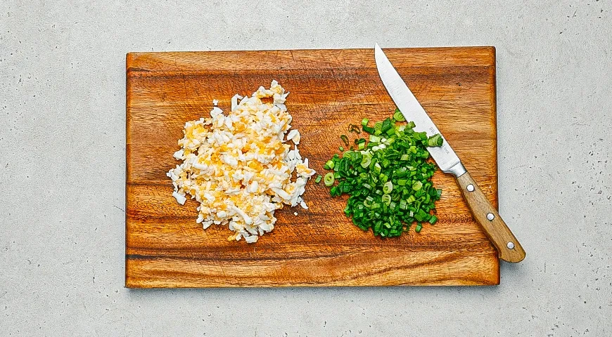 Чафли с яйцами, майонезом и зеленым луком: шаг 4
