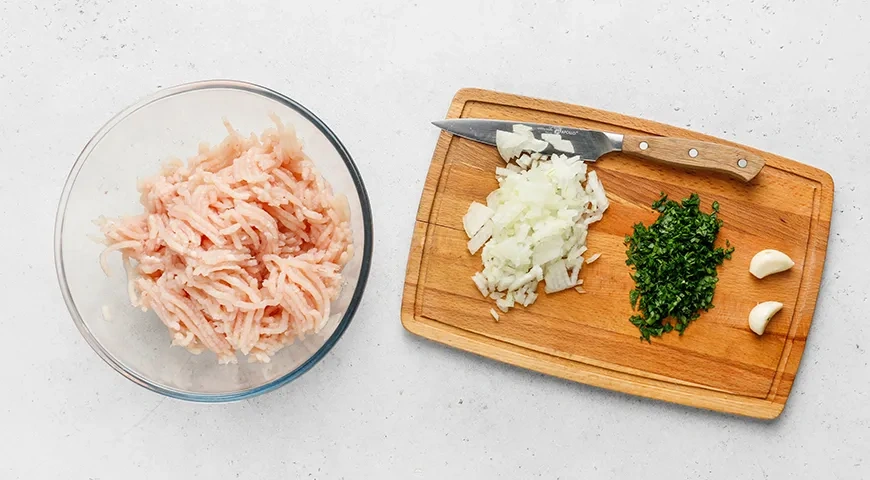 Чебуреки из капусты с куриным фаршем: шаг 4