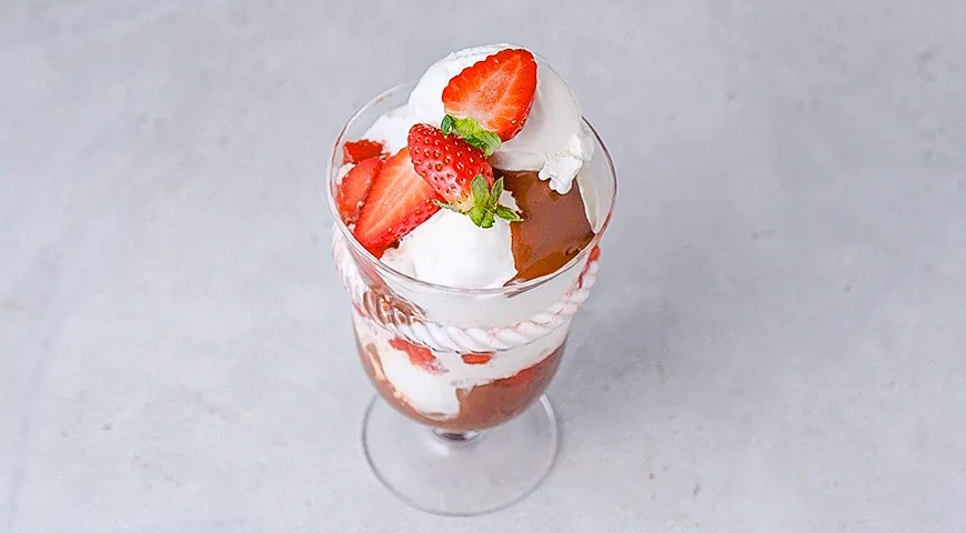 Десерт с мороженым, жареной клубникой и шоколадным соусом: шаг 4