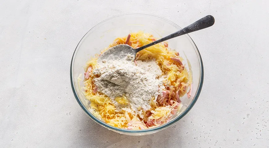 Домашние драники с колбасой и сыром: шаг 4