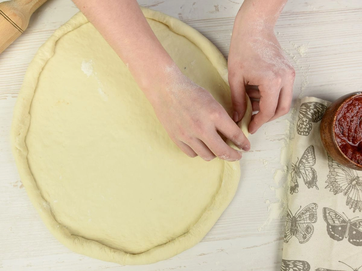 Шаг 4: Домашняя пицца с ветчиной, копченой колбасой и болгарским перцем