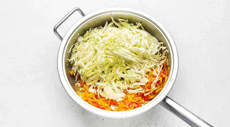 Домашняя солянка с капустой, рисом и сосисками: шаг 4