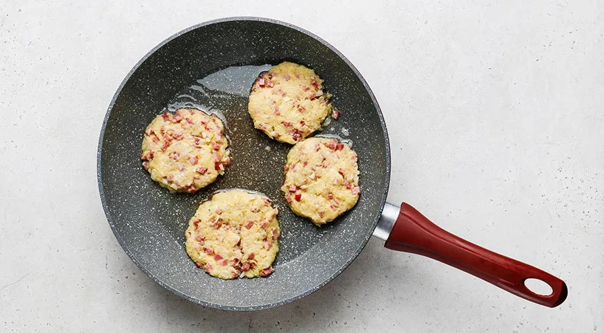 Драники с колбасой: шаг 4