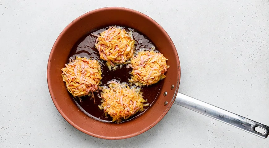 Драники с сыром и колбасой: шаг 4