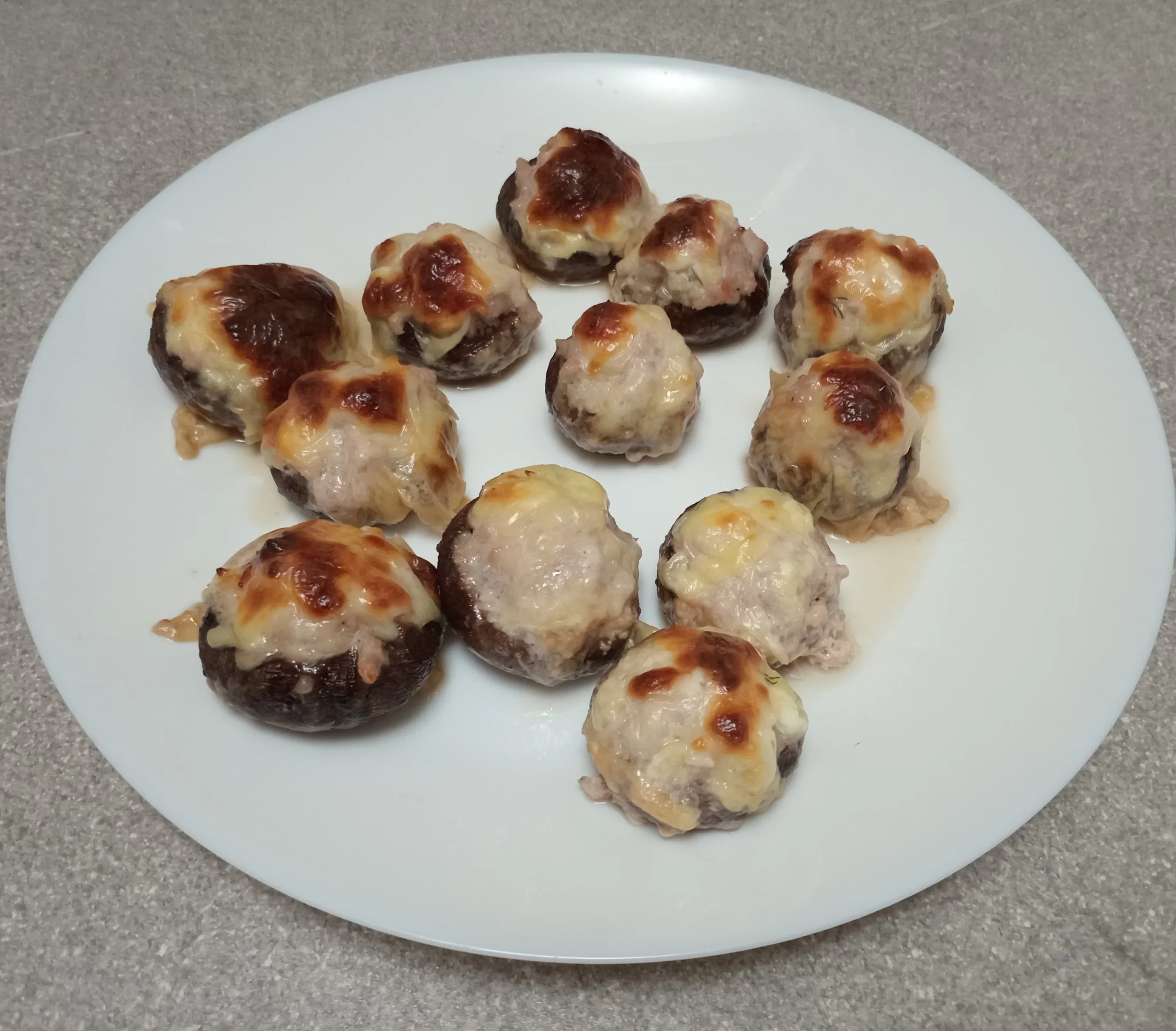 Фаршированные королевские шампиньоны: шаг 4