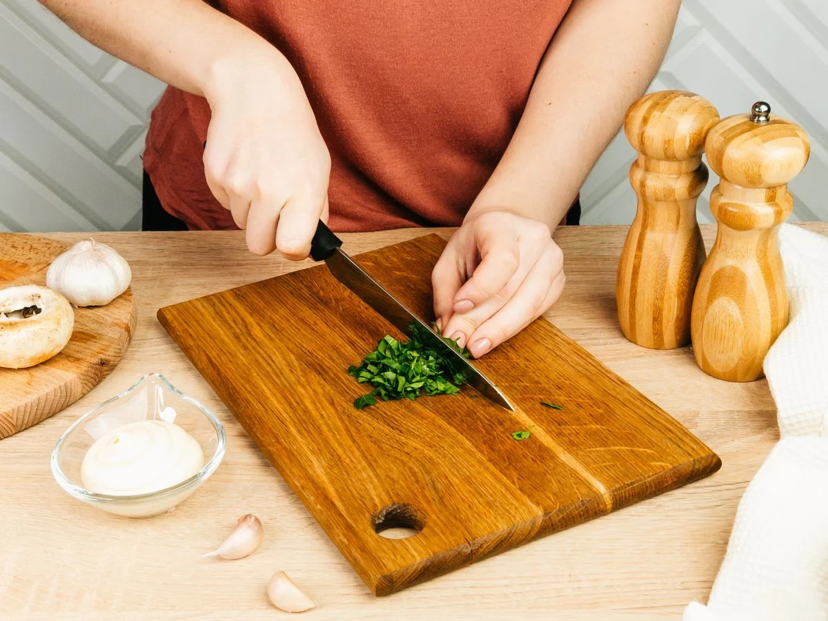 Шаг 4: Фаршированные шампиньоны с сулугуни, чесноком и чили