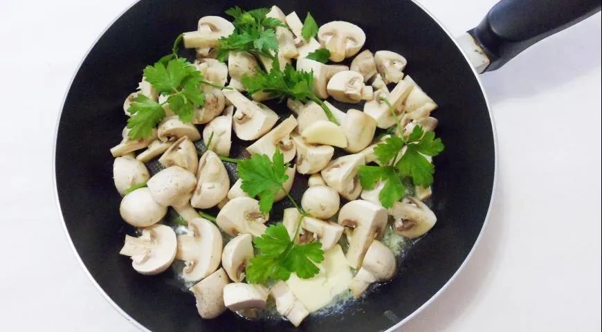 Фрикасе из курицы с шампиньонами и самыми доступными продуктами: шаг 4