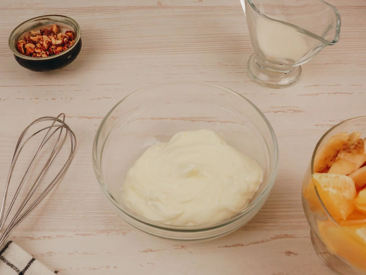 Шаг 4: Фруктовый салат под сливочным кремом