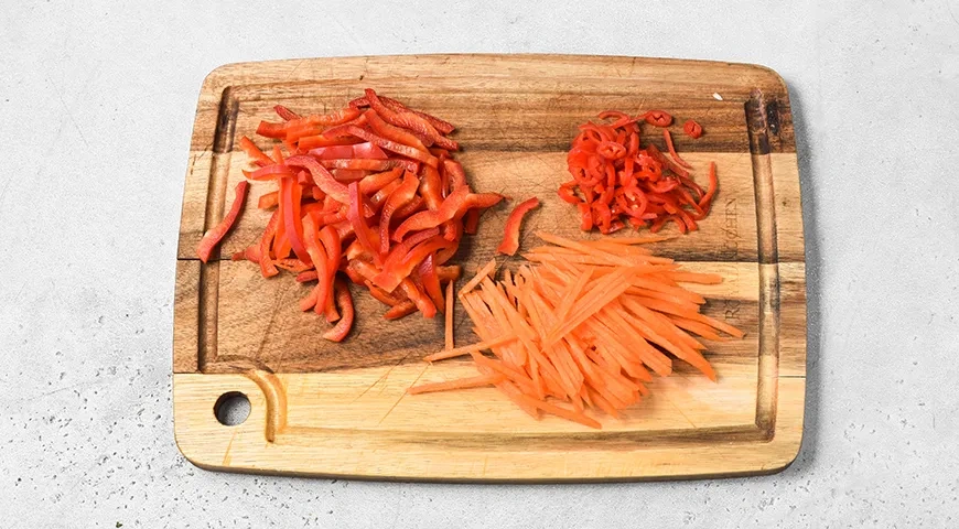 Фунчоза с морепродуктами и овощами: шаг 4