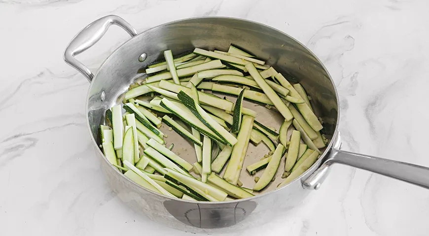 Фунчоза с зелеными овощами: шаг 4