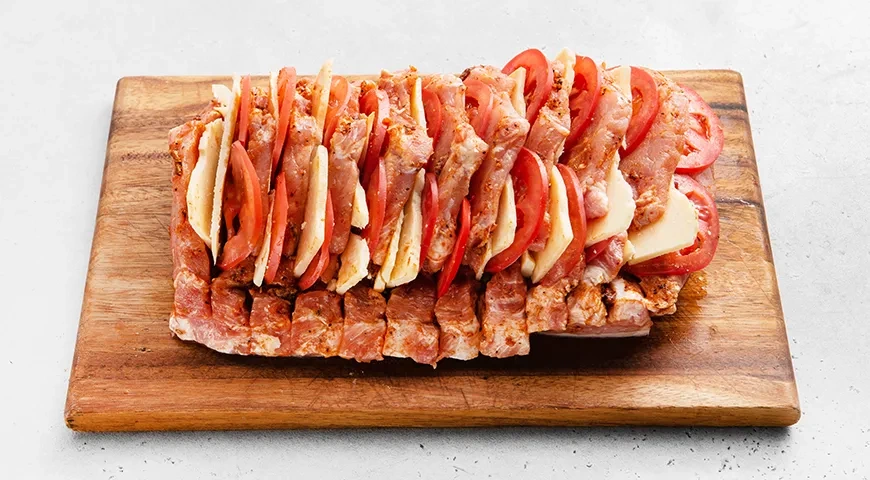 Гармошка из свинины с помидорами: шаг 4