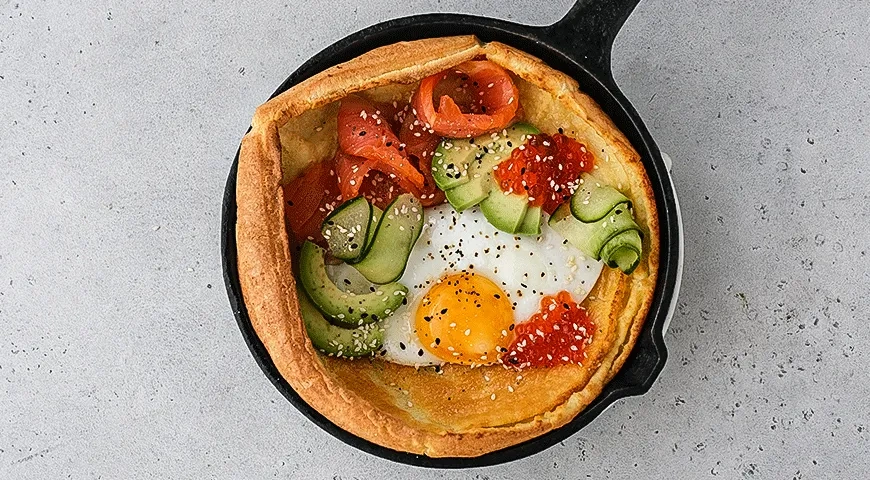 Голландский блин в духовке с копченым лососем: шаг 4