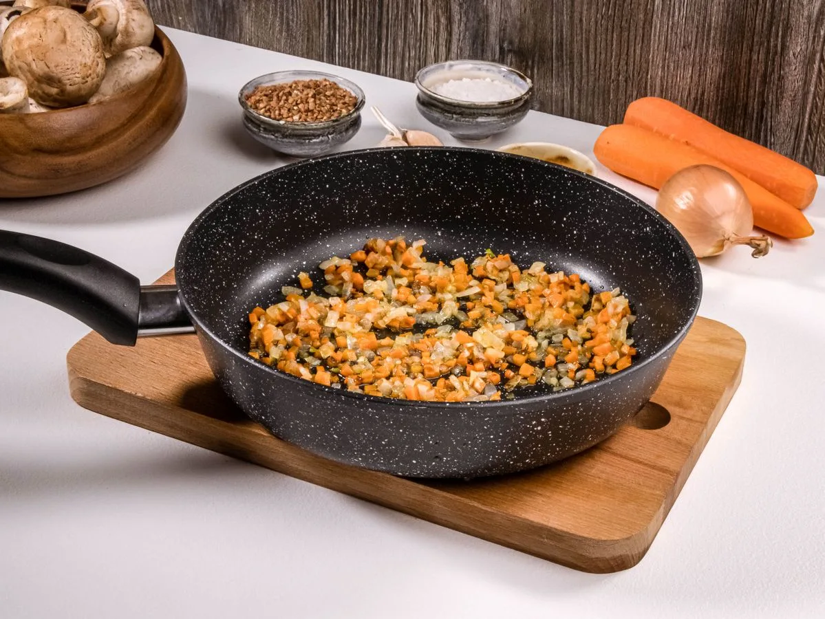 Шаг 4: Гречка с грибами и морковью