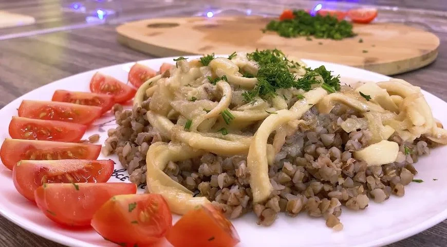 Гречка с кальмарами в сметанном соусе: шаг 4