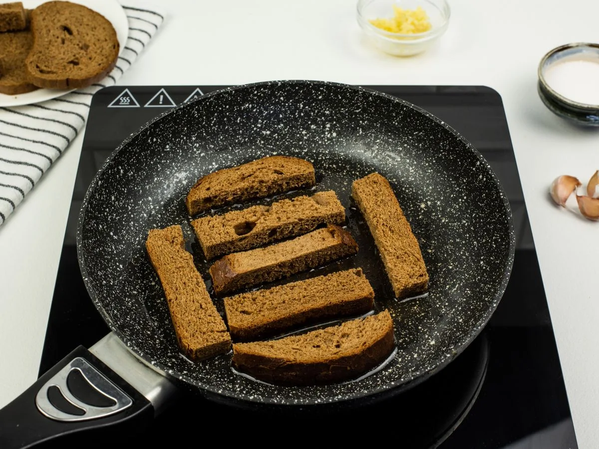 Шаг 4: Гренки с чесноком