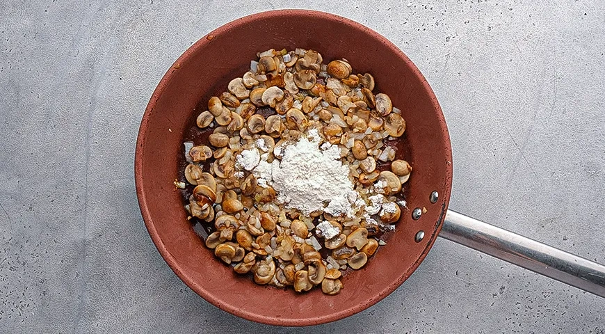 Грибной соус из шампиньонов с молоком и сыром: шаг 4